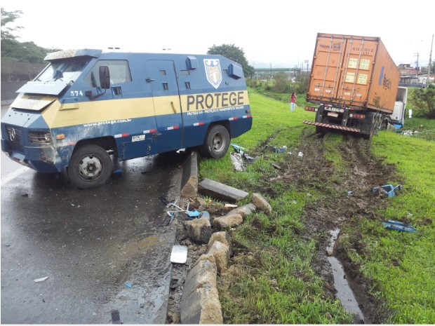 Caminhão e carro-forte se envolvem em acidente na rodovia Anchieta