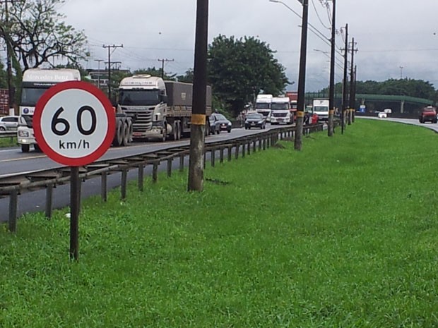 Caminhoneiros liberam vias de acesso ao Porto de Santos após bloqueio