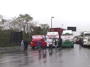 Rodovia Cônego D. Rangoni continua totalmente interditada por protesto